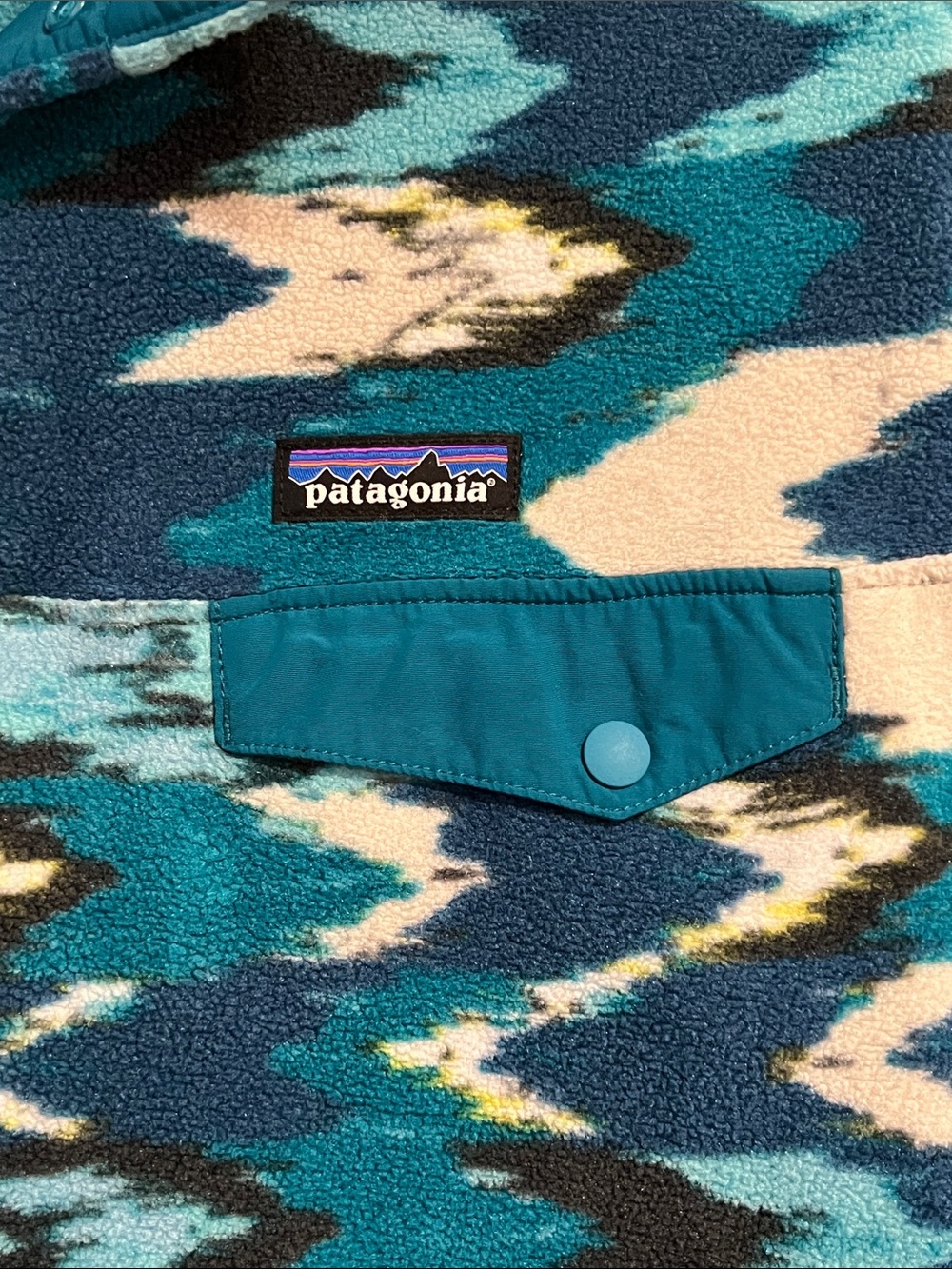 Patagonia Women's Teal, Navy & White Patterned Synchilla Fleece Pullover - Picture 3 of 7